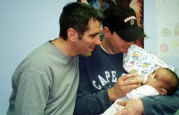 “A Heartwarming Discovery”: Newborn Baby Girl Found Wrapped in Blanket at Penn Station Subway Platform in Manhattan