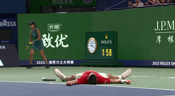 Djokovic Defies Injury to Defeat Bergs and Reach Record-Extending Shanghai Semi-Final